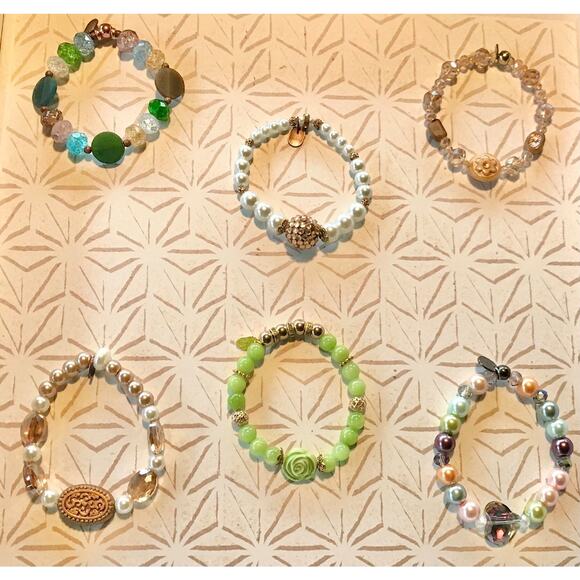 High Maintenance Glass Pearl Bracelet | Elegant Classy Stretch Accessory - Picture 7 of 7